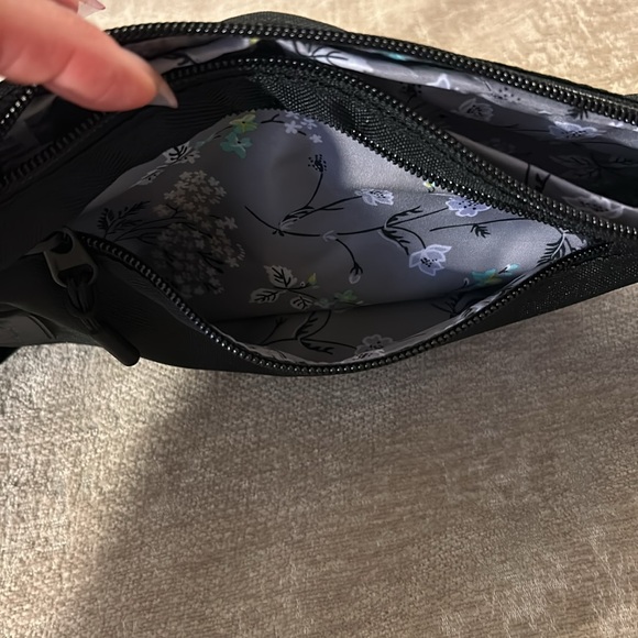 Vera Bradley Essential Sling Backpack.  New With Tags - Picture 4 of 4